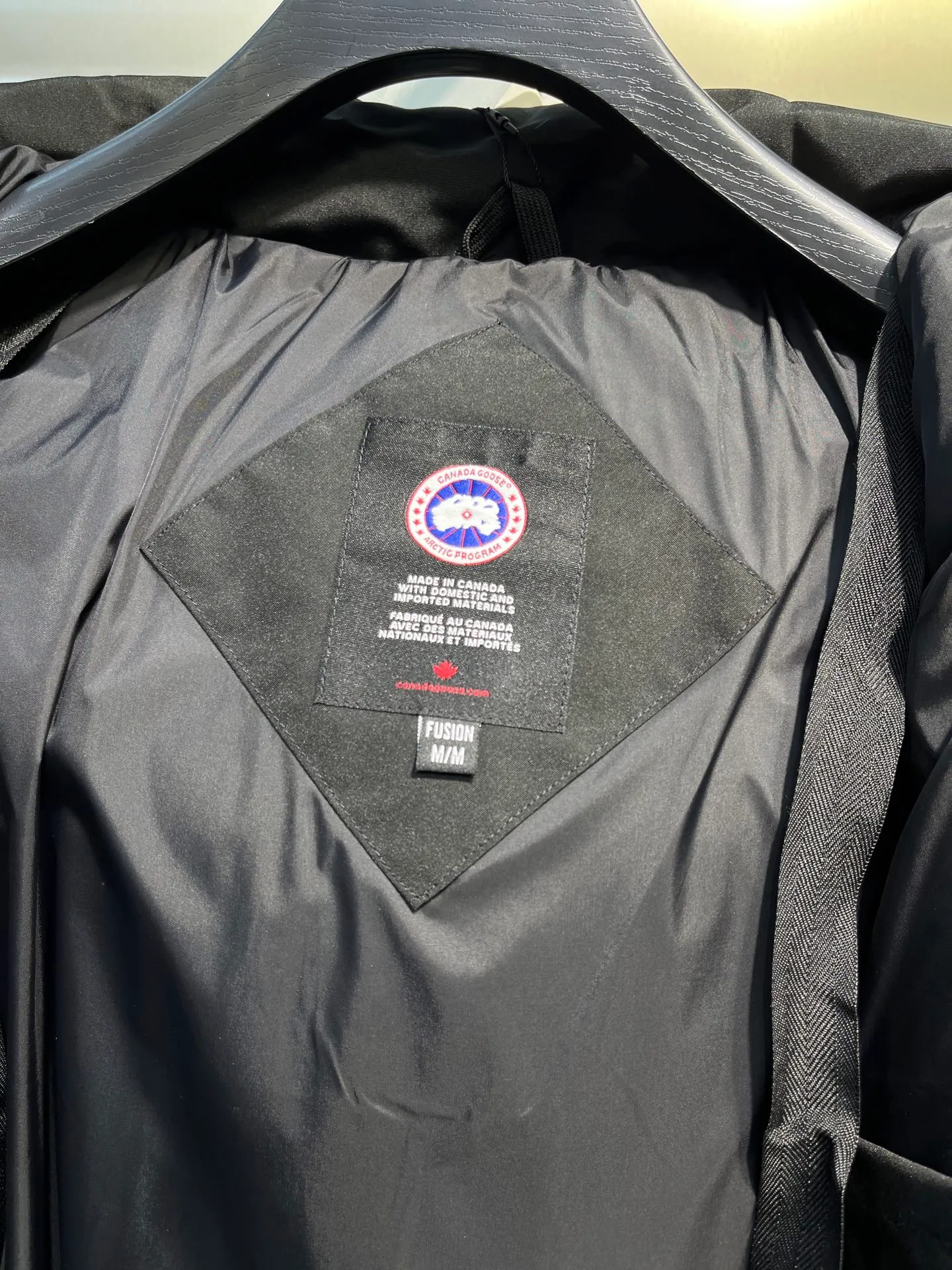 P860 Black) CANADA GOOSE Parka 22 styles ➖ Genuine synchronous anti-counterfeiting chip sensor! ➖ Imported 21-count polyester-cotton blended original fabric [last year’s 16-count/18-count hard fabrics have been completely eliminated, this year all use 21-count genuine synchronous fabrics, the soft mid-strap feels delicate and textured], genuine synchronous Feather-Light 10D waterproof coating fabric, made of 84.5 polyester fiber and 15.5 cotton, 100% the best feel in the entire network! ➖ The genuine official website is synchronized with the national standard 80 white duck down, you can check the official website customer service, there will never be a series of misleading claims such as 90 down or goose down! ➖ Using the best nylon lining with double double-layer sealing design, velvet-proof No. 7 needle + grid-filled down ready-made garments, there is 100% no so-called velvet running! ➖ The cuffs are designed with thickened seamless threads, and the collar and pockets are lined with top-quality polar fleece to keep you warm and comfortable! ➖ Yoshida YKK provides original custom-made electroplated sliders. YKK two-way lockable zippers are tight and smooth and will not peel off paint! ➖ 3M composite guarantees that the Velcro is the same as the original, durable, and all accessories and hardware are custom-made! ➖ Imported BEHRINGER embroidery machine to customize the 10,000-needle embroidery logo, 98% of which can be reproduced to restore the original logo. You can check and compare on the official website! ➖ The fur collars are all made of large pieces of Western Canadian blue wolf hide, ensuring that each fur collar is 13-15cm wide! size：xs-xl
